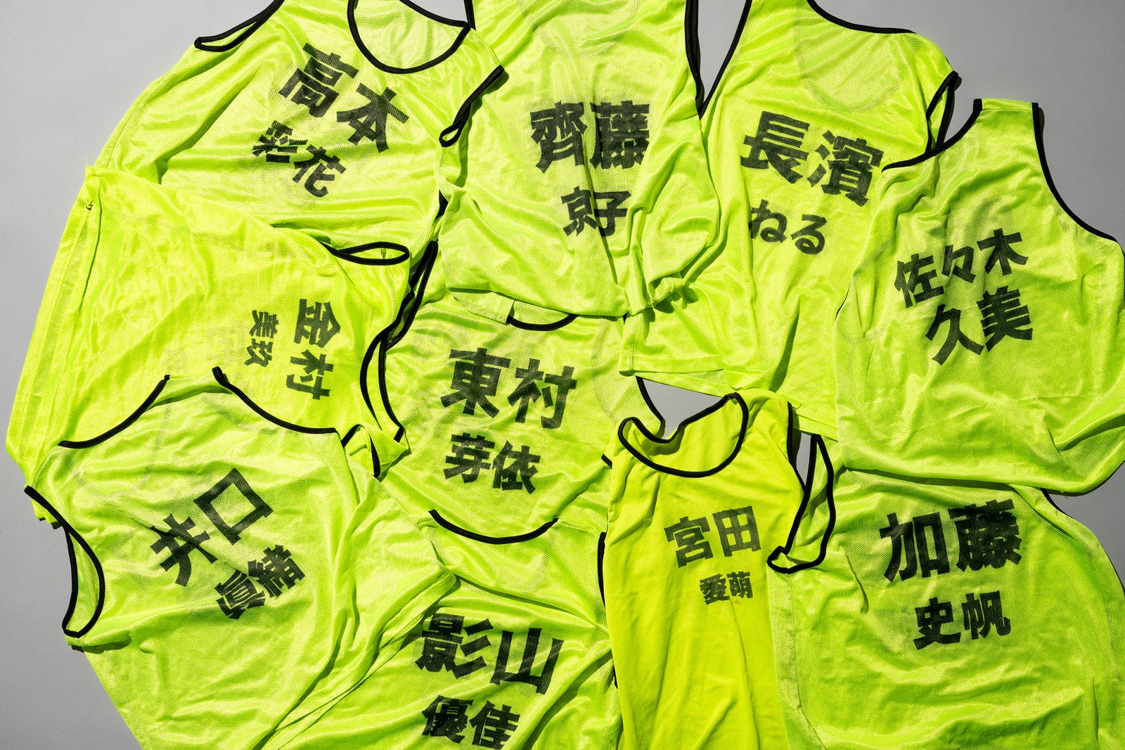 展示物：ビブス／日向坂46初展覧会「WE R！」より（C）Seed & Flower LLC.