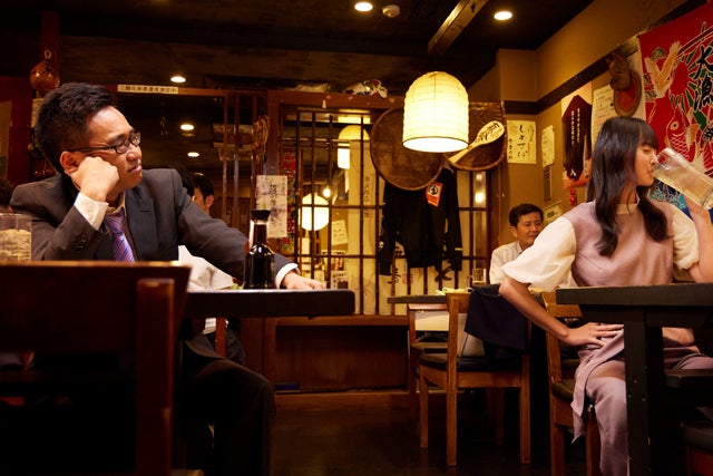 八嶋智人、遠藤さくら「トラックガール」（C）フジテレビ