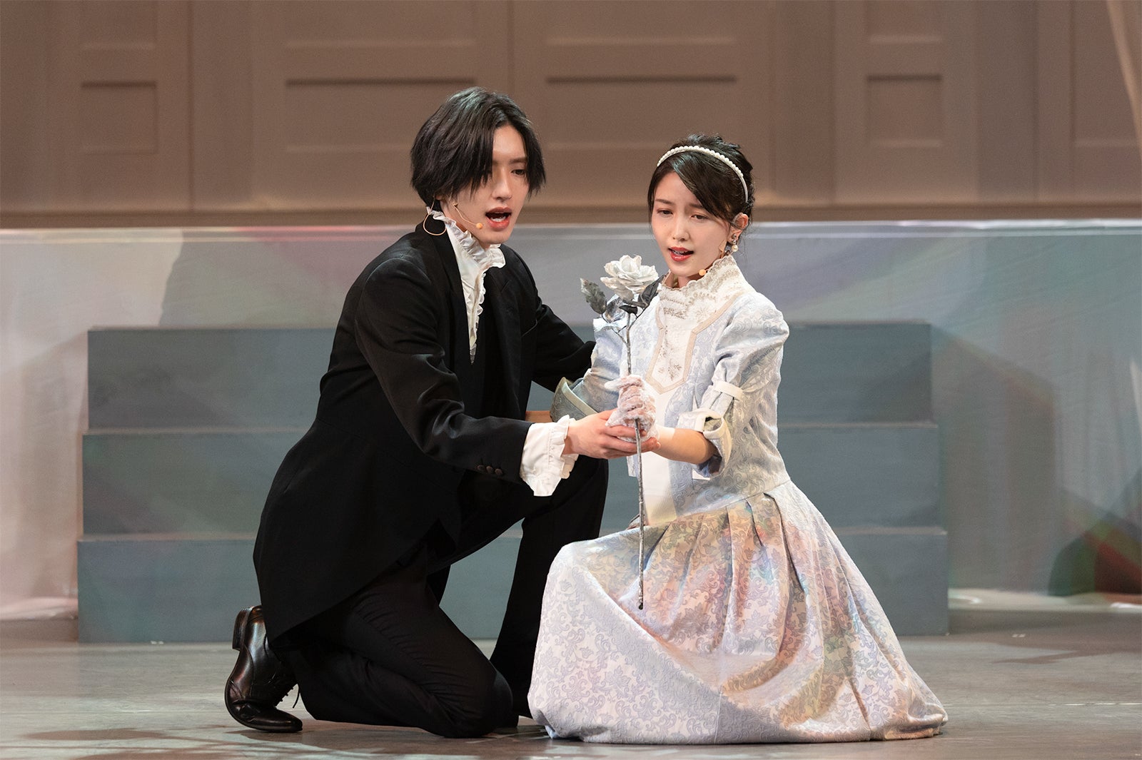 道枝駿佑、久保史緒里（C）Storm Labels Inc.
