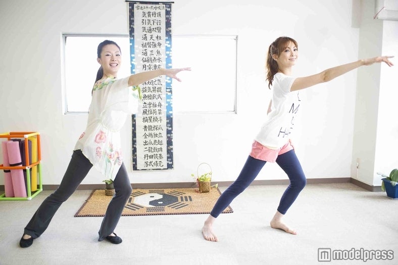 気功を体験する押切もえ