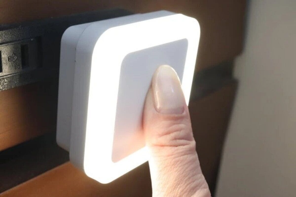 ダイソー LED明暗センサー付きナイトライト(電球色) 使用例 ダイソー LED明暗センサー付きナイトライト(電球色) 使用例