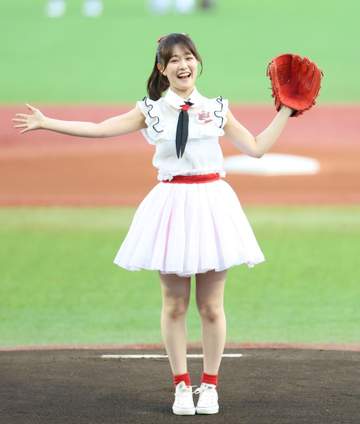 「ほぼノーバンのナイスピッチング」フレッシュ球宴降臨の人気アイドル美女がひらり白スカートなびかせ可憐投球 SNS反響「投げる前の笑顔が可愛すぎ」