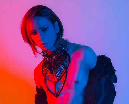 X JAPAN・YOSHIKI、筋肉美披露 誕生日に28年ぶり写真集「XY」発表