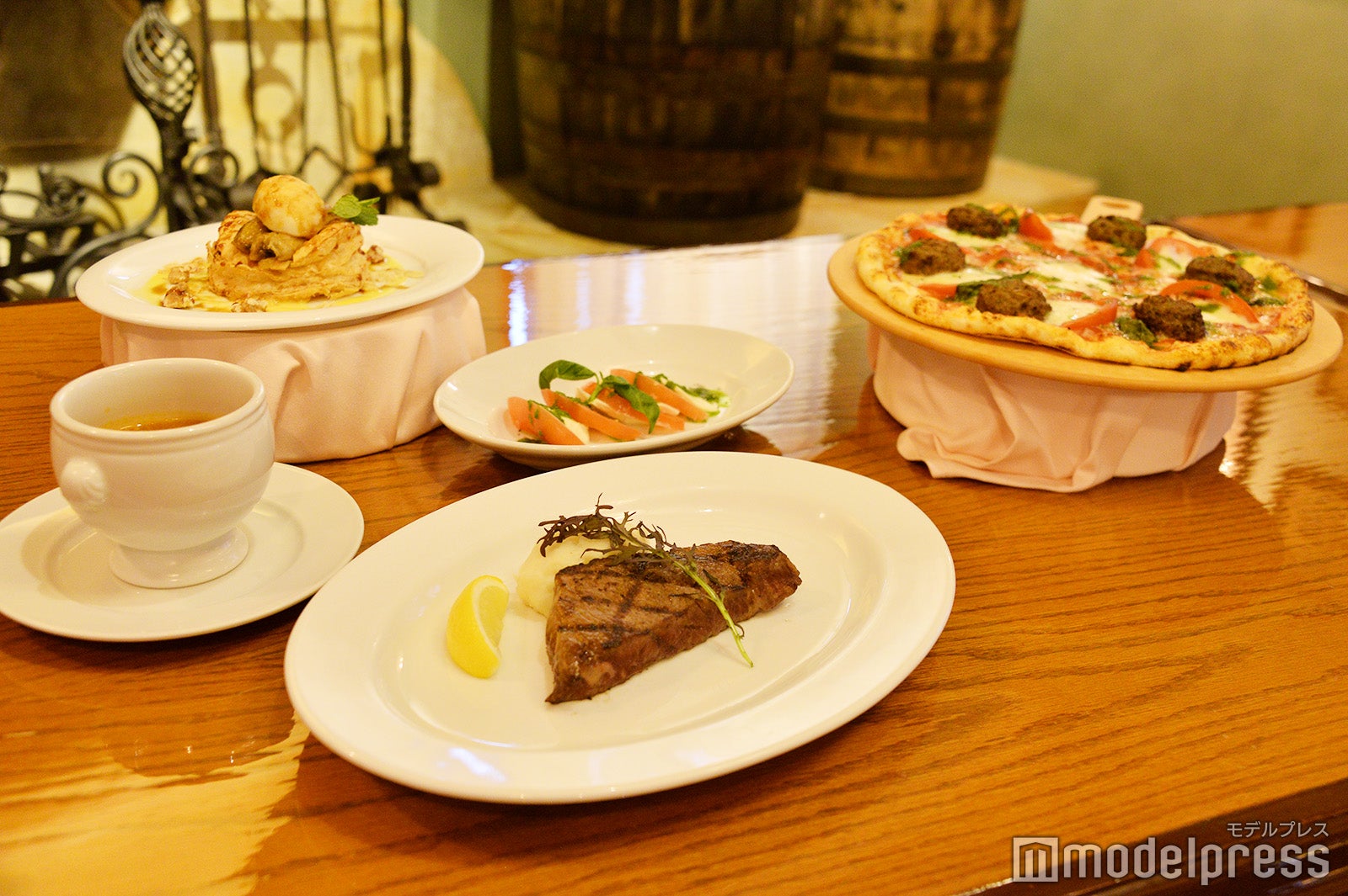 （左側4品）パークサイド・グリル プリフィックスコース15:00～販売開始（C）モデルプレス