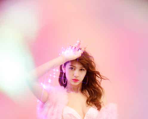 “リア・ディゾンの再来”アンジェラ芽衣、美ボディあらわな“女戦士”でクールに悩殺