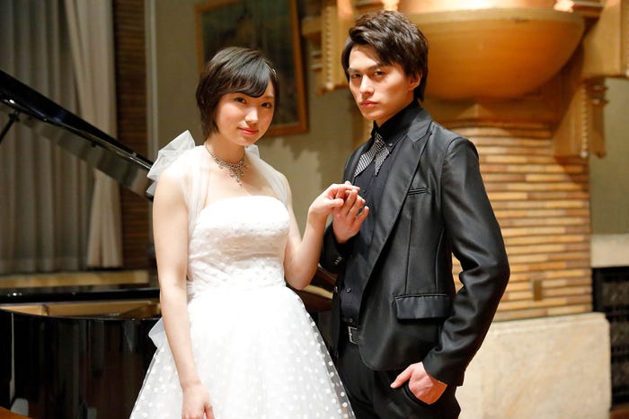 太田夢莉、小林豊/ドラマ「ミナミの帝王ZERO」より(画像提供:関西テレビ)