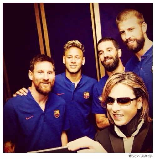 YOSHIKI、メッシ・ネイマールらバルサ選手団とセルフィー「豪華すぎる」と話題に