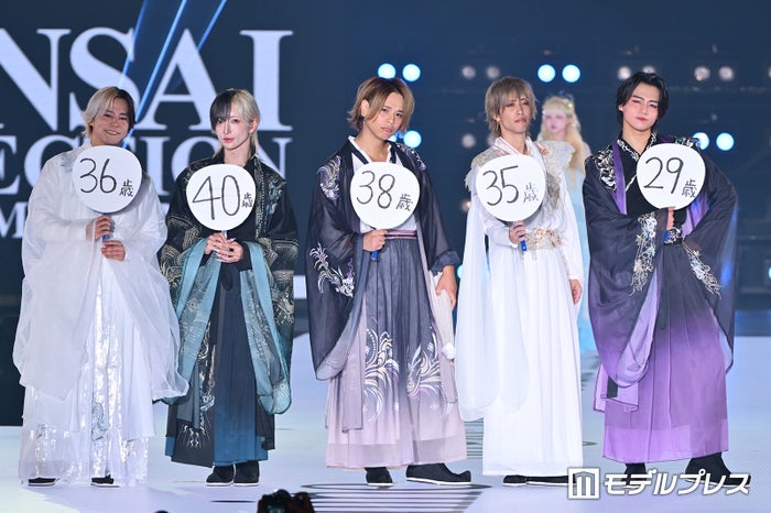 リアルピース、年齢記載うちわ手に堂々ランウェイ「見えない」「若々しすぎる」と反響殺到【関コレ2026A/W】