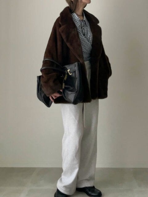 スウェットパンツ抜け感コーデ 2025冬大人女性もこもこファーアウタースウェットパンツ抜け感コーデ