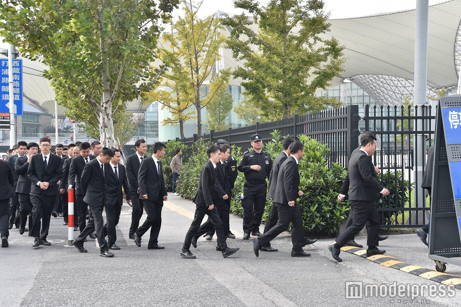 警備員を多数配置 （C）モデルプレス