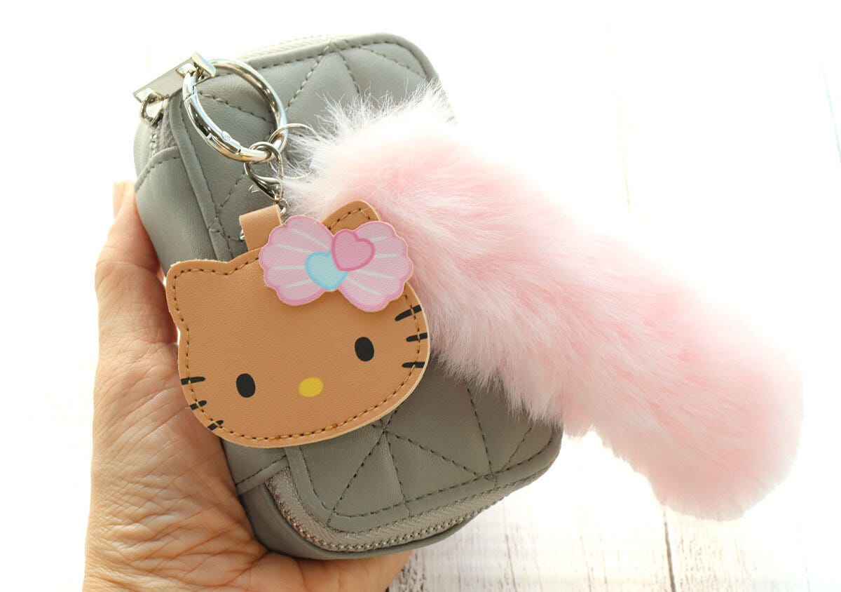 ハローキティふわふわファーチャームポーチ