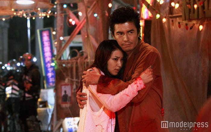 小吉(伊藤英明)と奈々緒(武井咲)の固い絆(C)貴家悠・橘賢一/集英社(C)2016 映画「テラフォーマーズ」製作委員会