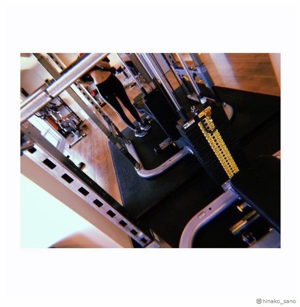 佐野ひなこ、美腹筋あらわなトレーニング風景を公開「理想のカラダ」と絶賛の声