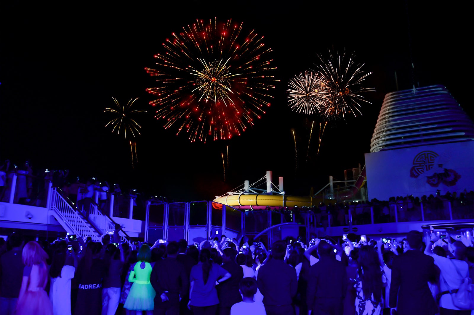 花火とダンスで盛り上がる「Dream Night」（C）ドリームクルーズ