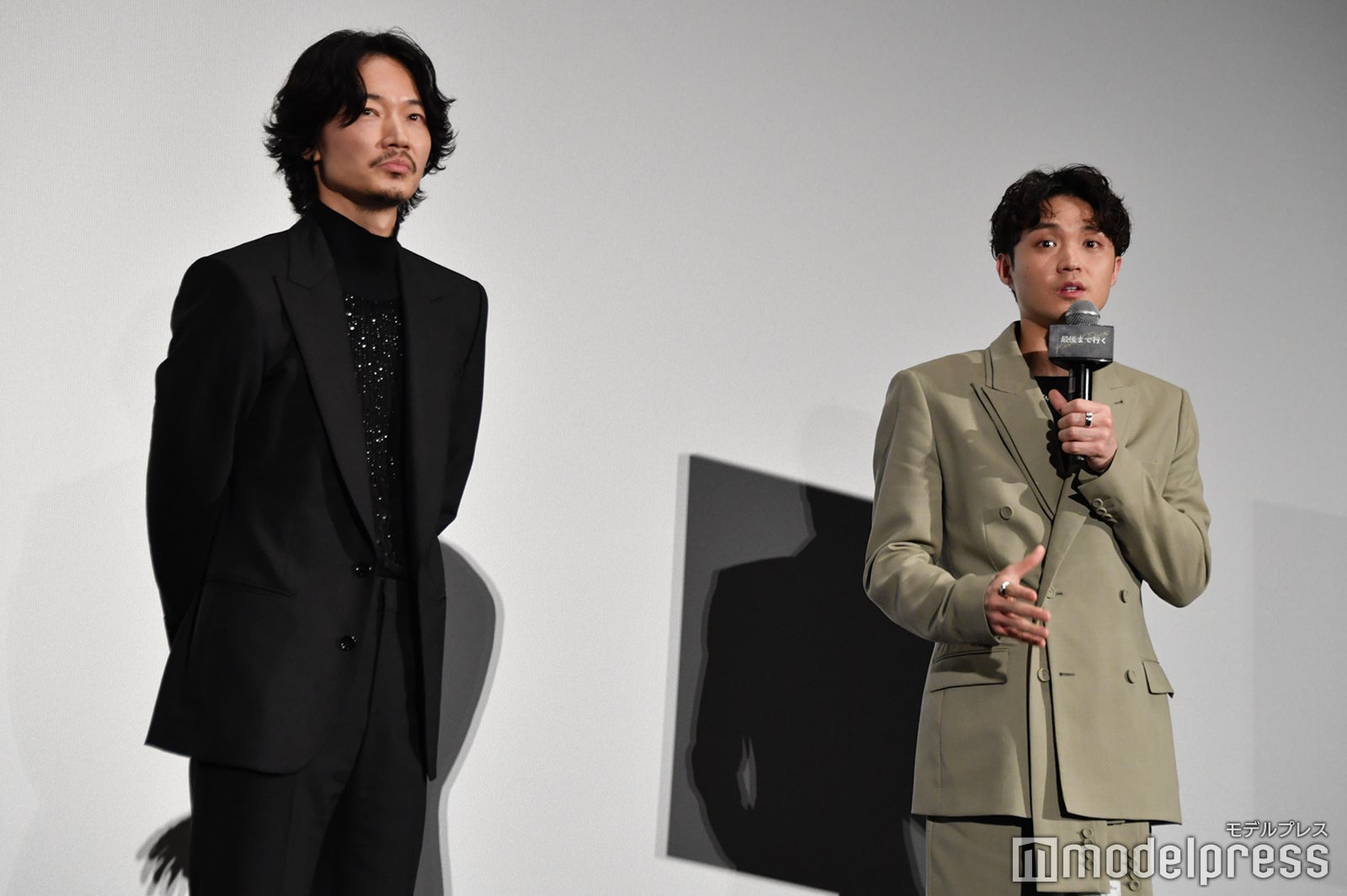 綾野剛、磯村勇斗（C）モデルプレス