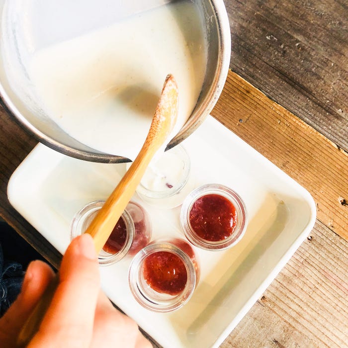 手順3、生クリームを入れ、冷蔵庫で30分~程冷やし固める/画像提供:柏原歩