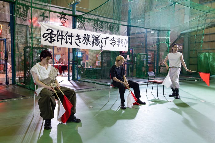 金城碧海、高橋文哉、カルマ『頭たちの仁義なき頭脳戦』第1話より(C)夏原武・刃森尊/講談社(C)テレビ朝日・MMJ