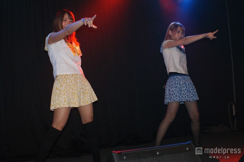 ライブイベント中の坂井樹乃、江崎ななほ