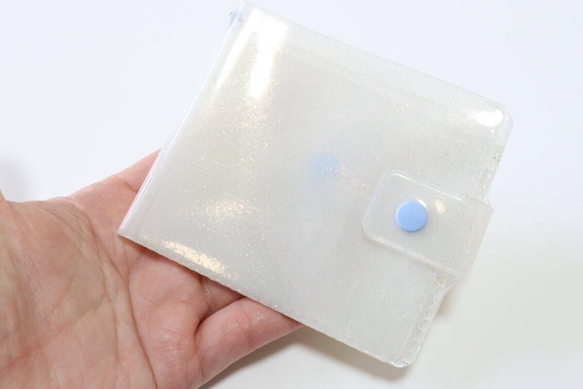 ダイソーのクリア素材の折財布
