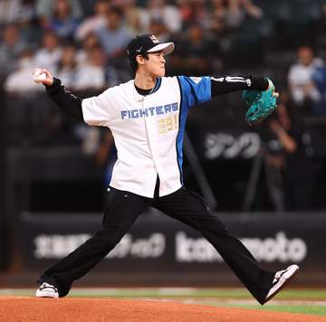 ジャンプ男子 小林陵侑がこん身の一球 捕手役の万波＆清宮幸太郎とは抱擁 背番号「291」