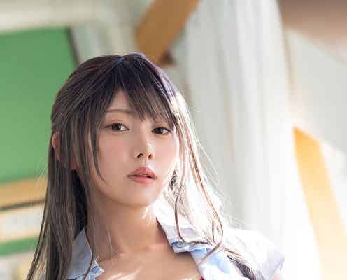 篠崎こころ、女教師姿で美バストチラリ “秘密の授業”グラビア