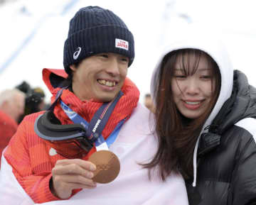 「奥さんめっちゃ綺麗！」2大会連続銅の堀島行真、支えた元選手の美人妻との姿に反響「良い夫婦関係なのが伝わってくる」「初めてみた時は17歳だったのに・・・」