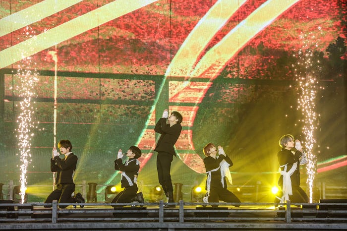 TOMORROW X TOGETHER(P)&(C)BIGHIT MUSIC