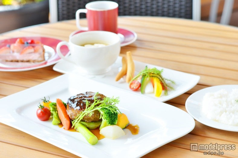 「国産和牛ハンバーグ 旬の野菜とオニオンソース」￥1，280