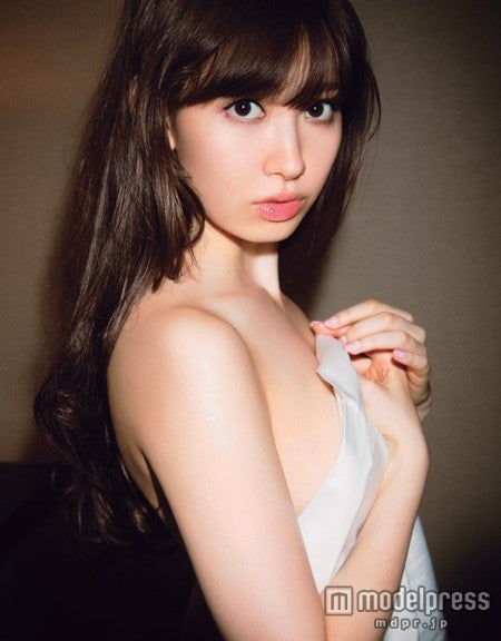 小嶋陽菜、SEX特集で大胆セクシー「カメラを向けられると人が変わる」