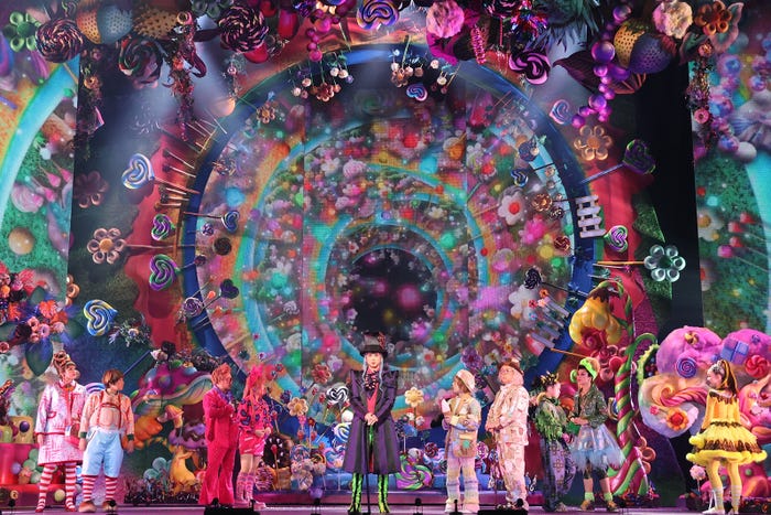 (中央)堂本光一「チャーリーとチョコレート工場」日本初演舞台写真(提供写真)