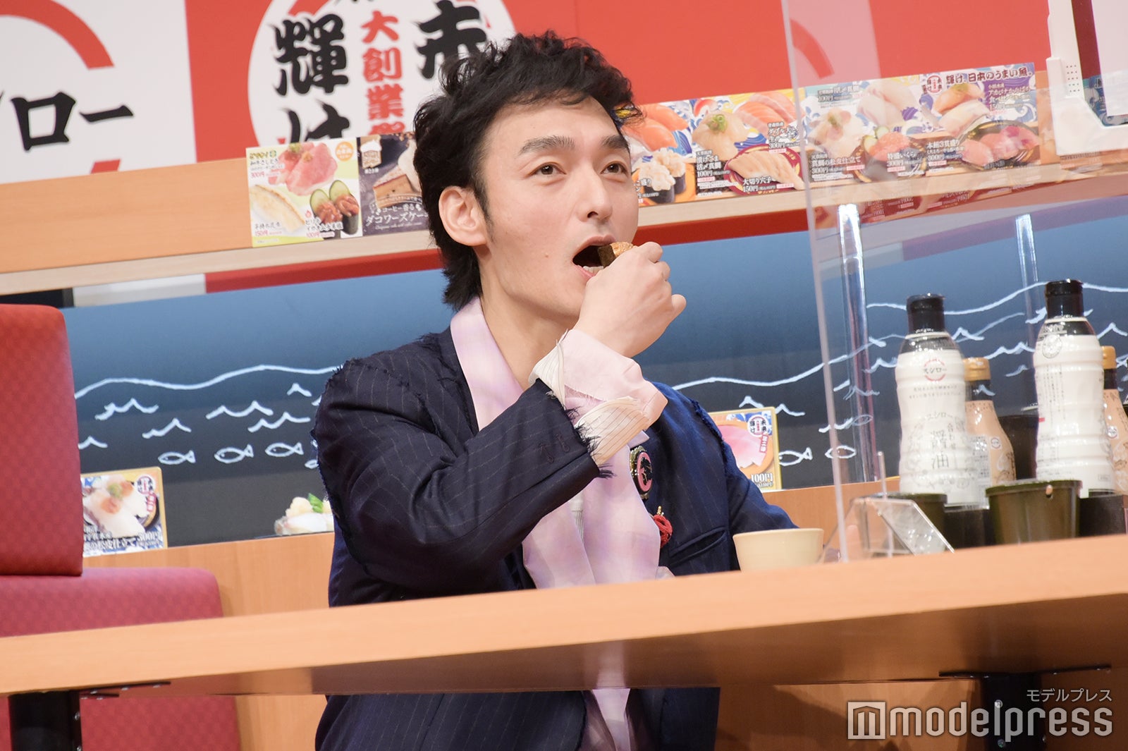 お寿司を食べる草なぎ剛（C）モデルプレス