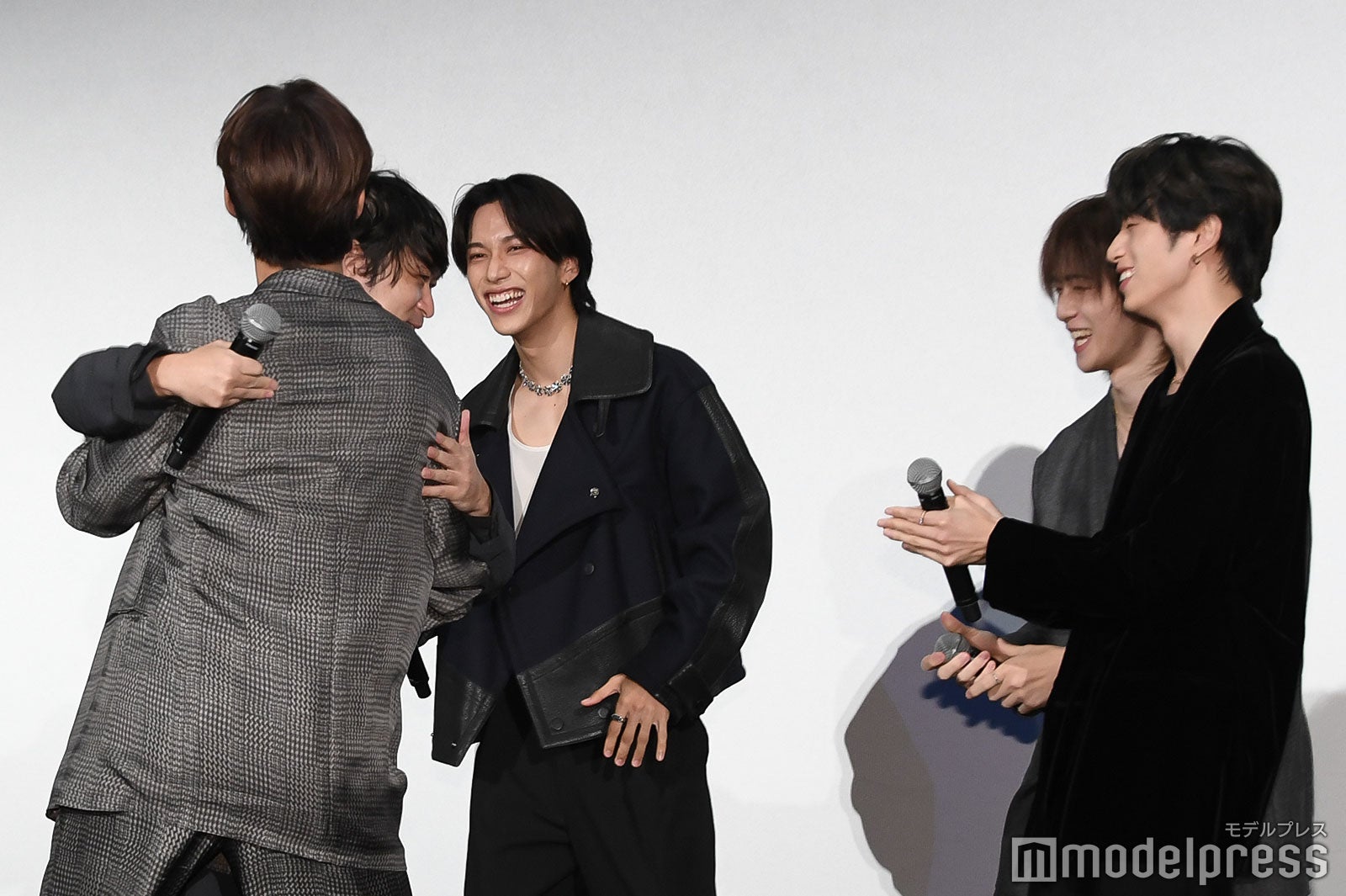 榊原有佑監督をハグで迎える後藤威尊／それに微笑む池崎理人、佐野雄大、許豊凡（C）モデルプレス