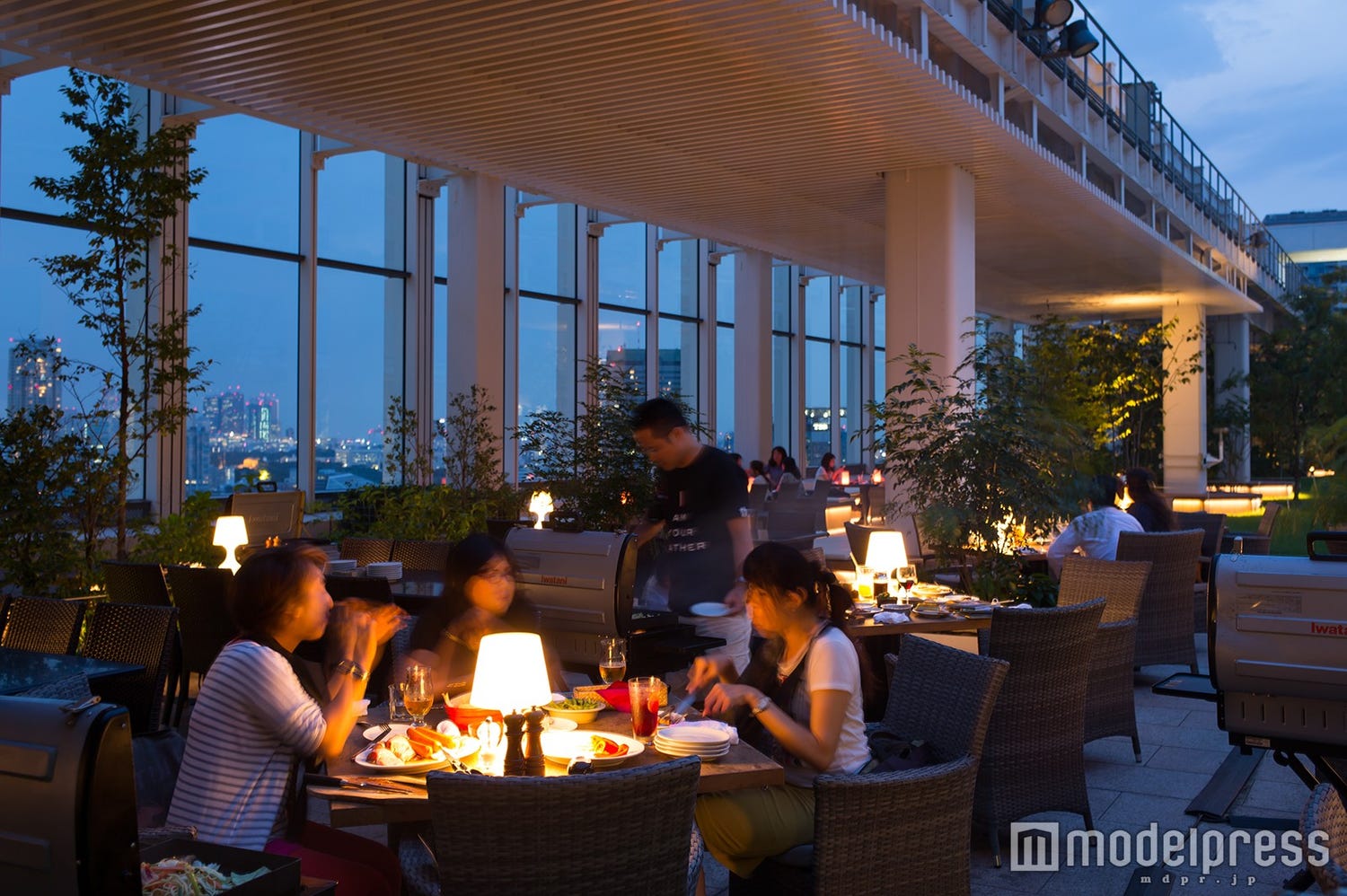 ワンランク上の手ぶらBBQ体験 夜景を一望できる屋上BBQラウンジがオープン