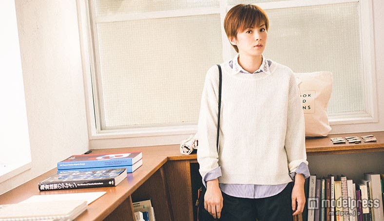 衿ビジュー付きシャツ¥4,900、ニットプルオーバー¥4,900(期間限定セットで購入すると¥6,900+tax)