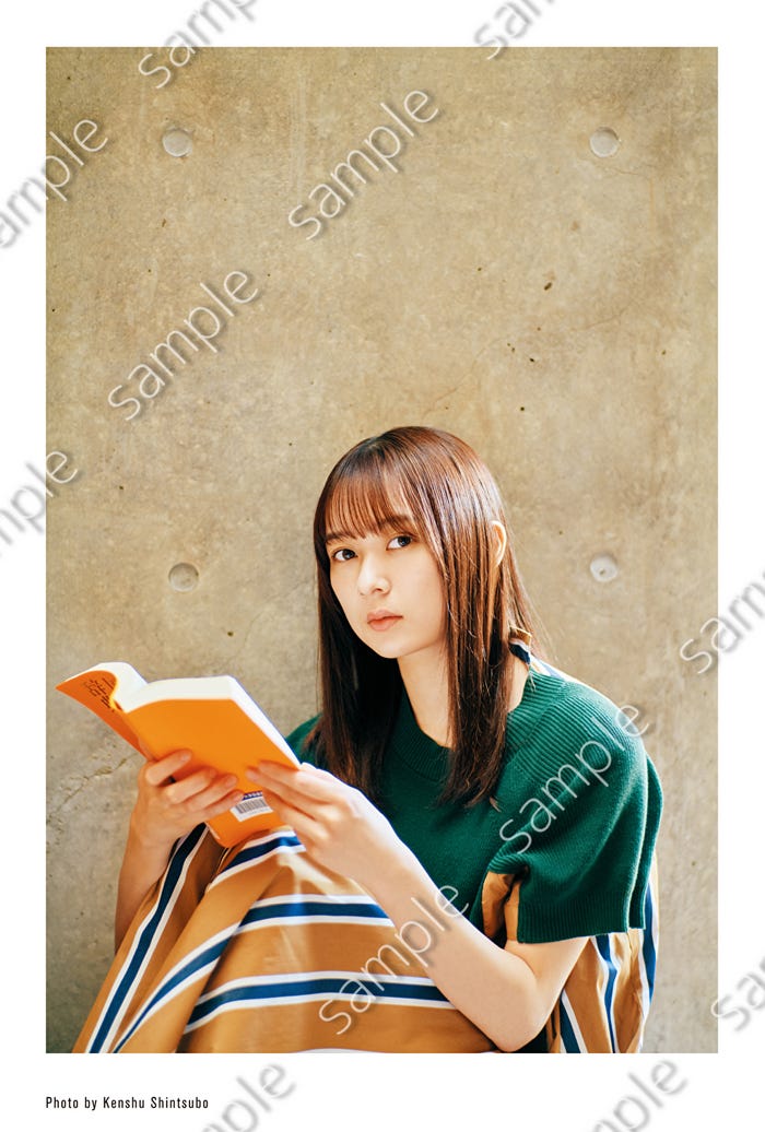 鈴木絢音「言葉の海をさまよう」写真展購入者特典ポストカード/撮影:新津保建秀(C)幻冬舎