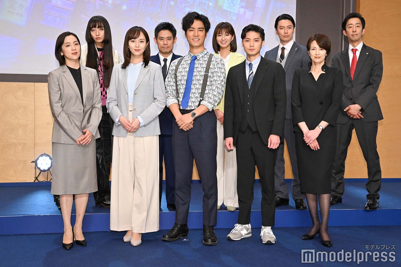 （後列左から）長井短、伊藤淳史、岡崎紗絵、西村元貴、北村有起哉（前列左から）中村アン、比嘉愛未、桐谷健太、磯村勇斗、吉瀬美智子（C）モデルプレス