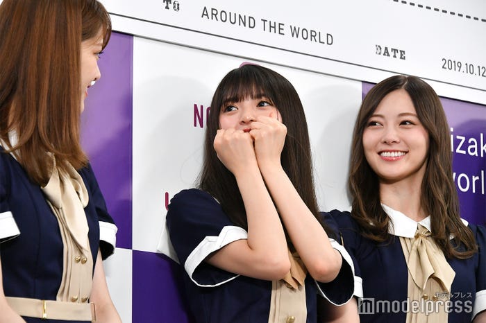 食べている時の(左)松村沙友理と(右)白石麻衣の可愛さを伝える(中央)齋藤飛鳥 (C)モデルプレス