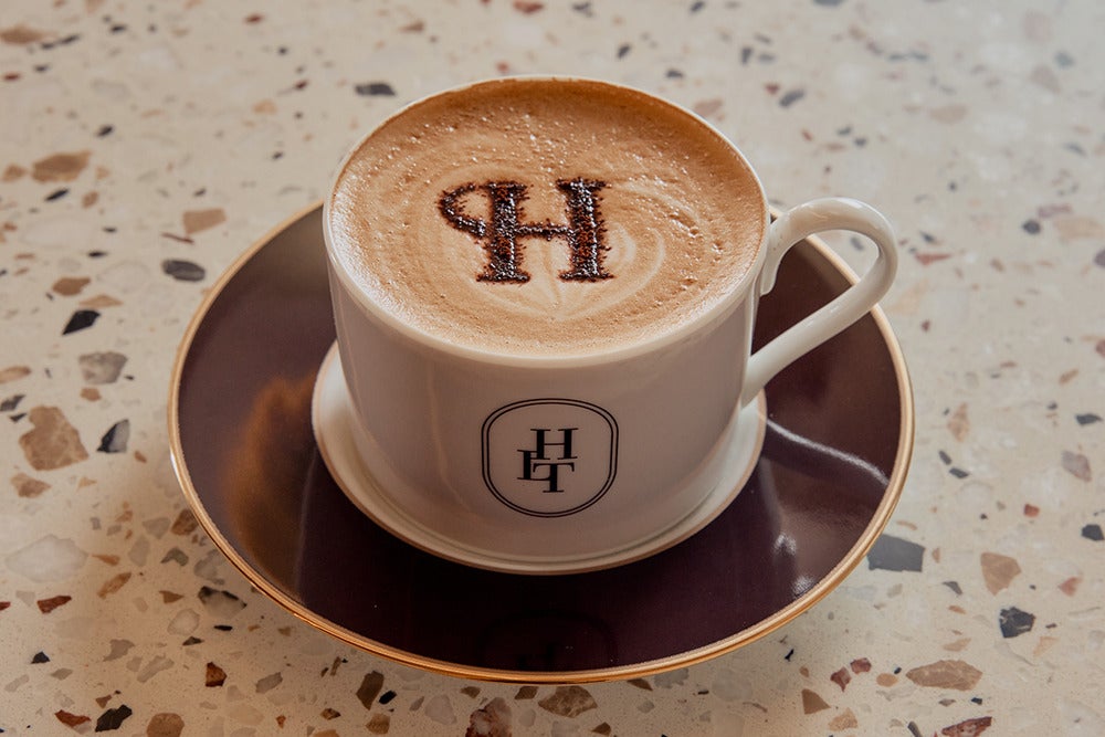 ‘Her lip to’ ロゴカフェラテ／提供画像