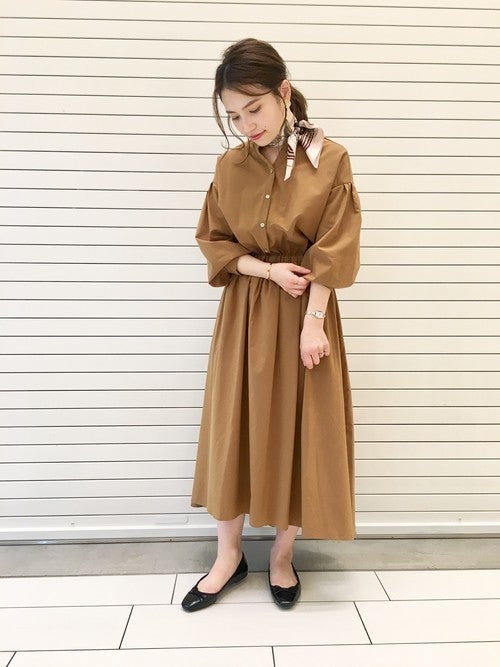 ワンピースにスカーフを巻いた女性