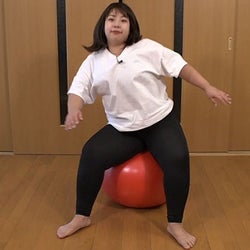 バランスボールに乗り続けると痩せるのか?餅田コシヒカリが検証