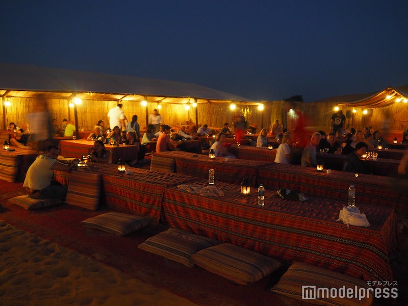 キャンプサイト内のディナー会場スペース（C）モデルプレス