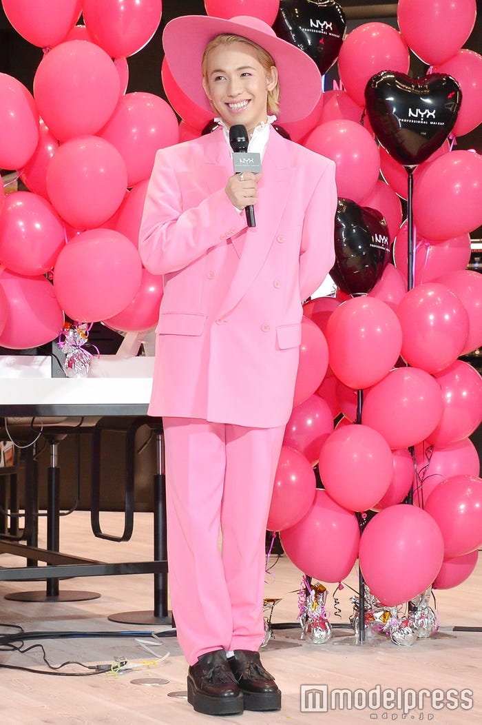 りゅうちぇる、ピンクのスーツがとっても似合う(C)モデルプレス