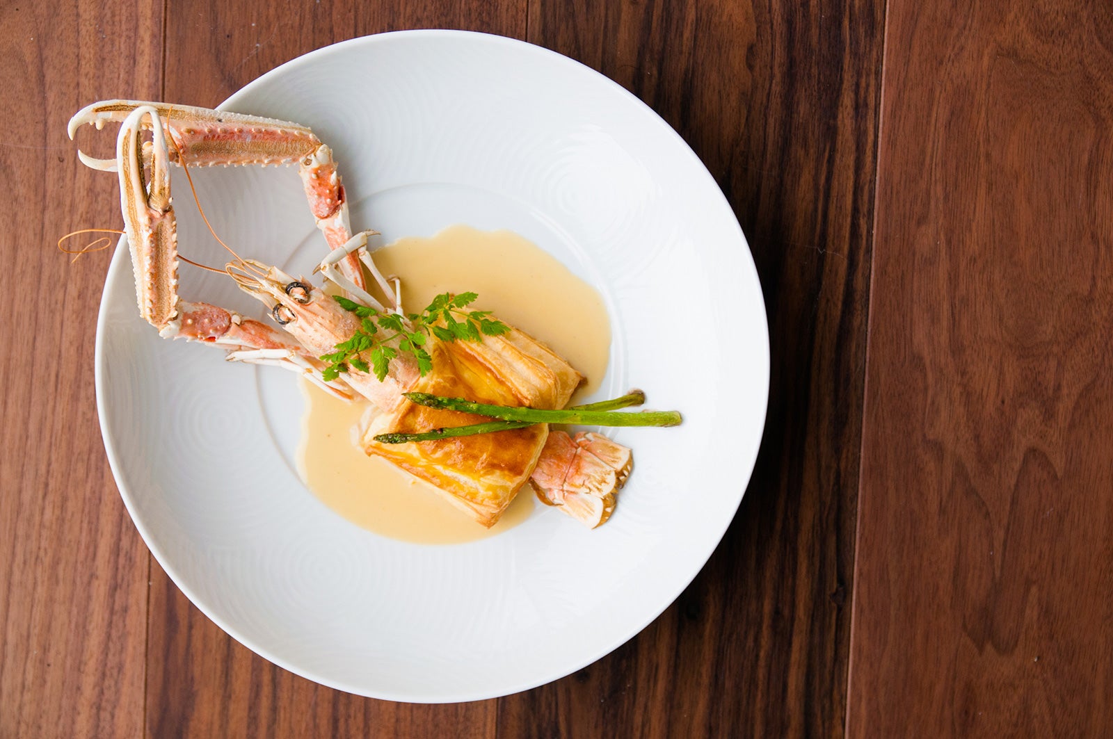 手長海老のパイ包み-白ワインソース／画像提供：株式会社ラックバッググループ