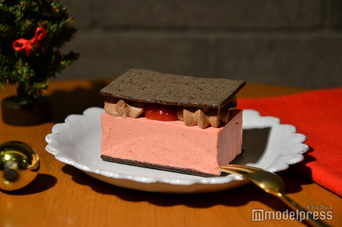 11月22日(金)発売のクッキーサンド ストロベリー&チョコ/ボリュームのあるストロベリームースとココア香るクッキーが相性抜群。間にストロベリーソースとチョコレートクリームをサンド(C)モデルプレス