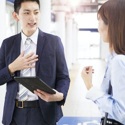 好きすぎて余裕なし 実は緊張してる男性が女性にする仕草 モデルプレス