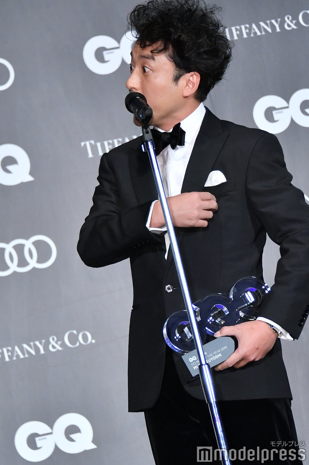 スーツをアピールするムロツヨシ （C）モデルプレス