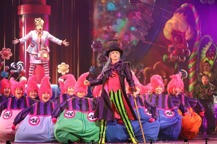 (中央)堂本光一「チャーリーとチョコレート工場」日本初演舞台写真(提供写真)