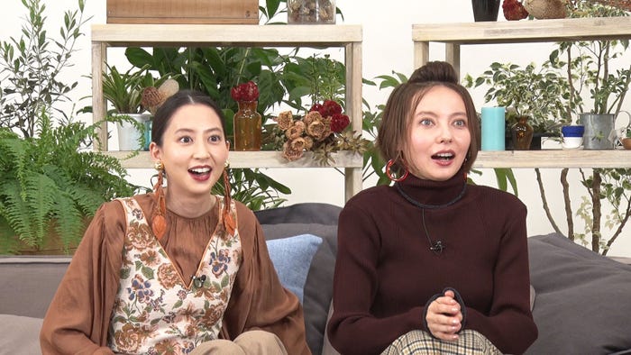 河北麻友子、ベッキー/「あいのり:Asian Journey」第6話より(C)フジテレビ