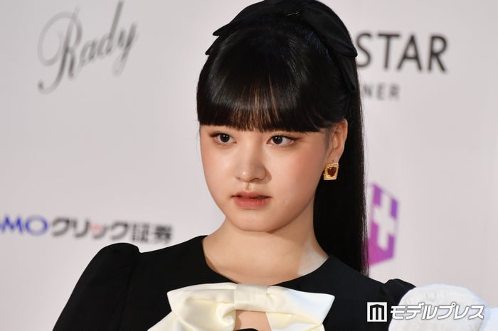 IVEリズ、ノースリミニワンピ姿に「お人形さんみたい」「肩のラインが美しすぎる」の声