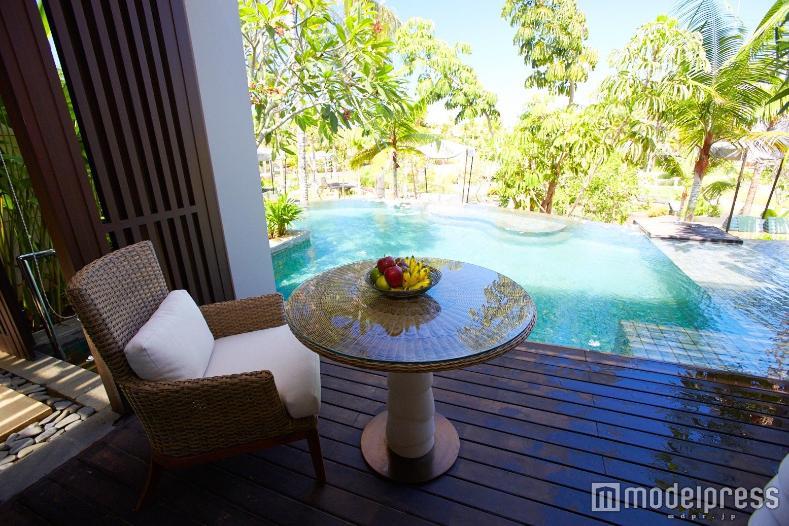 テラスににプールがあるので思い立ったらいつでもすぐプールで泳げる